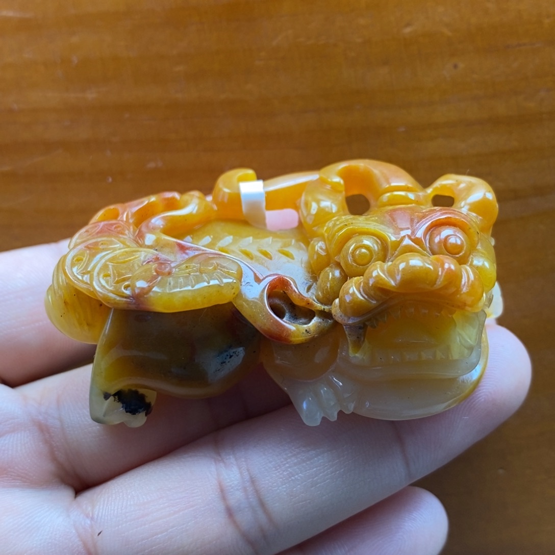 石英质玉（黄龙玉）未镶嵌颈饰