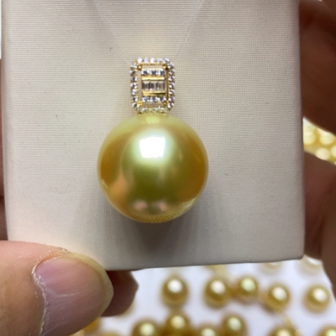 18K金镶嵌海水珍珠颈饰