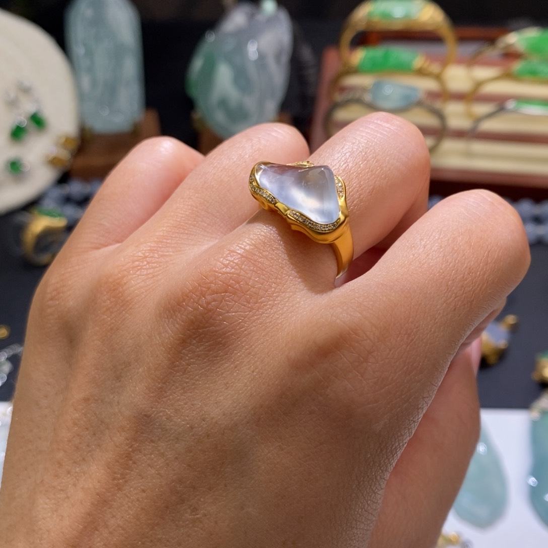 翡翠戒指18K金镶嵌日照金山