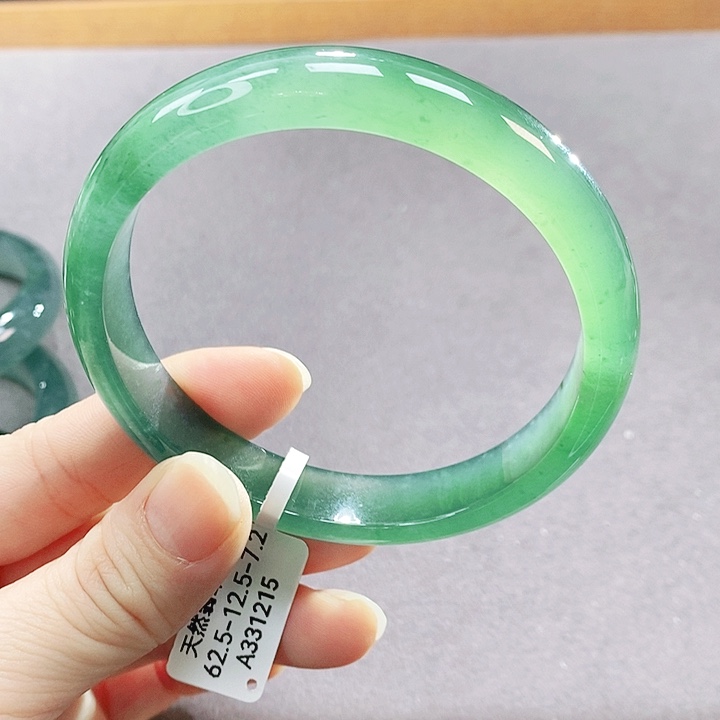 翡翠未镶嵌手镯（圆镯）