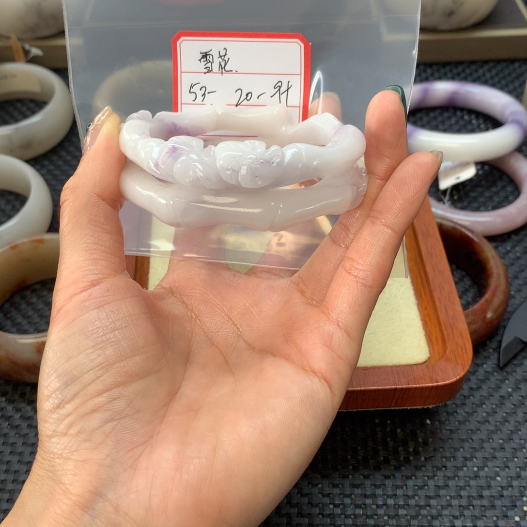 ***石英岩玉未镶嵌手镯