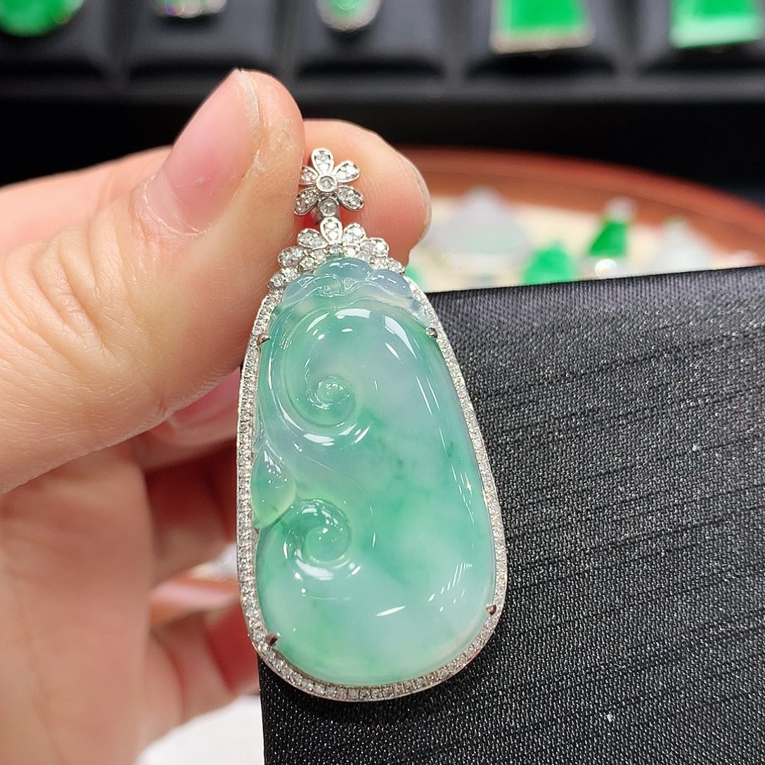 翡翠颈饰18K金镶嵌如意