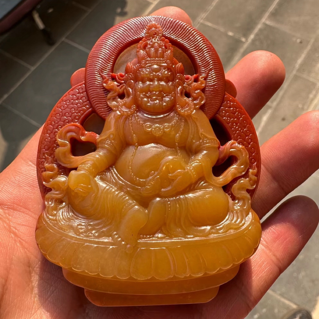 黄龙玉 俏色巧雕黄财神