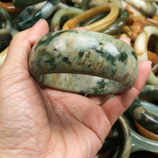 蛇纹石玉手镯未镶嵌魅***姐