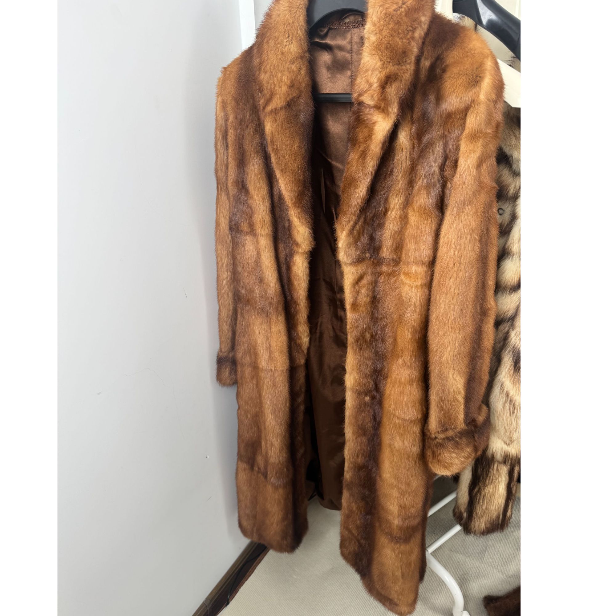 青果领修身款挽袖金貂长款