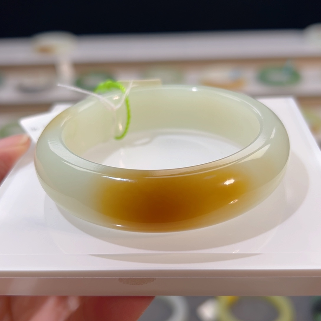 和田玉手镯未镶嵌糖白