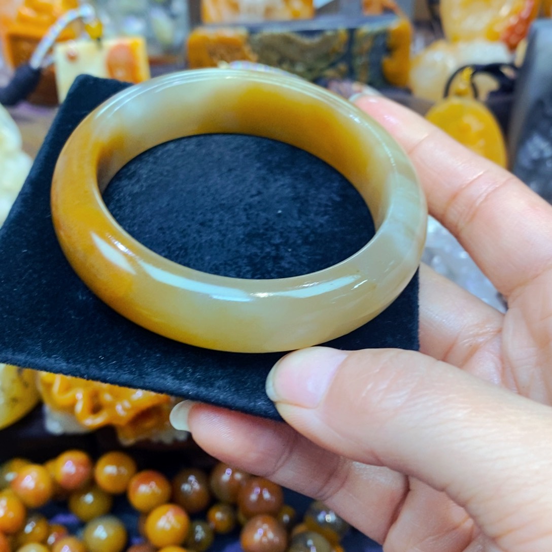 未镶嵌石英质玉（黄龙玉）颈饰