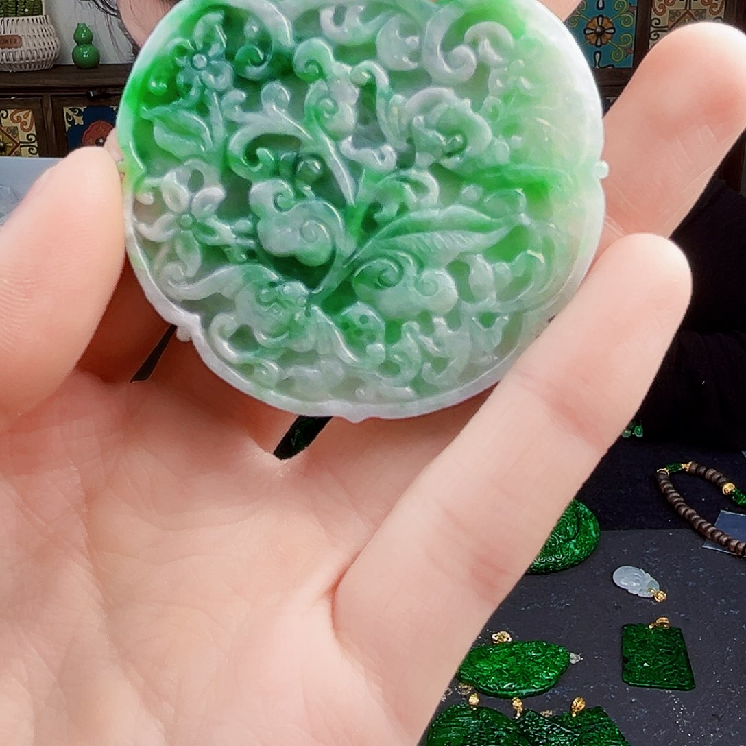 颈饰18K金镶嵌翡翠多样性