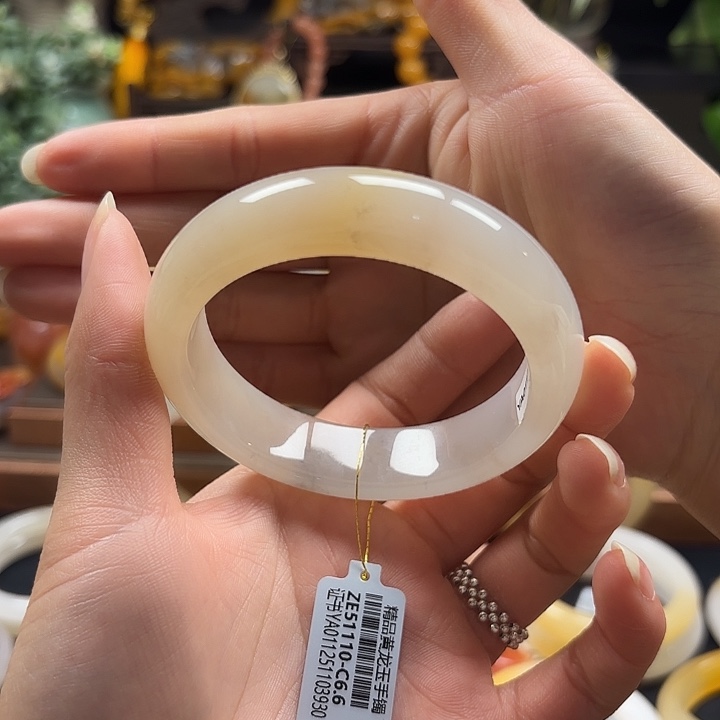 j***a石英质玉（黄龙玉）未镶嵌手镯