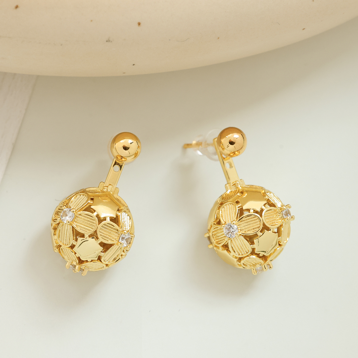 铜合金合成锆石耳饰 镀18k金「绣球」耳钉气质轻奢法式小众精美素款