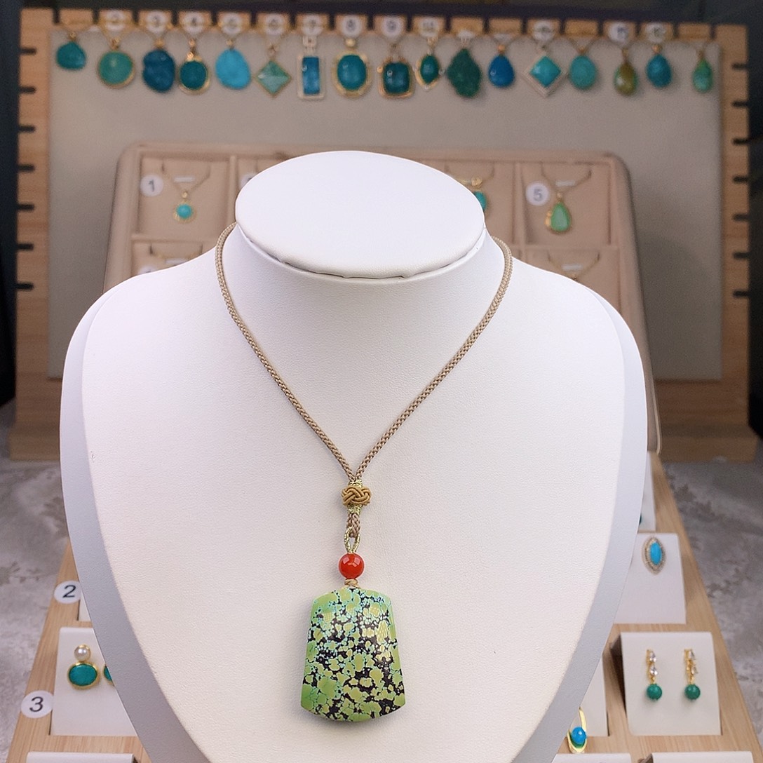 绿松石未镶嵌颈饰