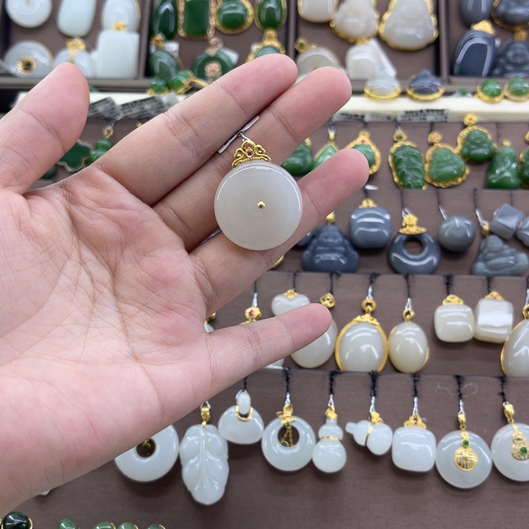 和田玉18K金镶嵌吊坠(赠链)