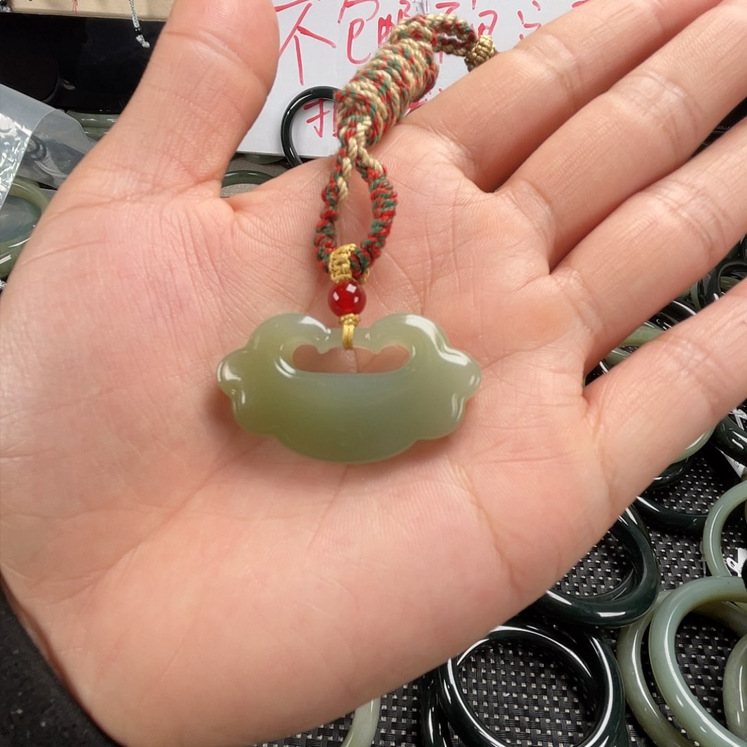 和田玉手镯未镶嵌红****火