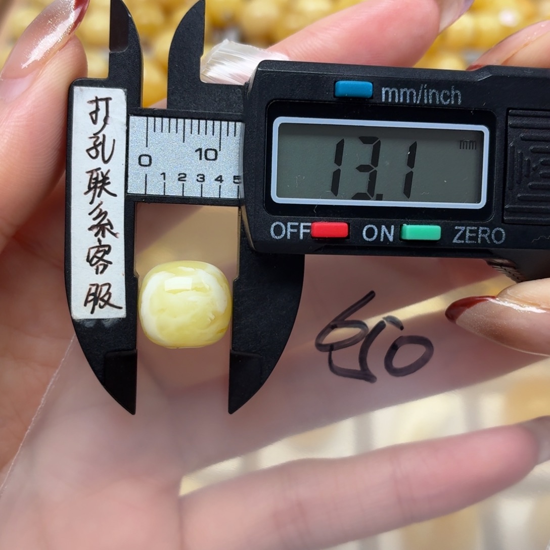 大***手蜜蜡未镶嵌裸石蜜蜡