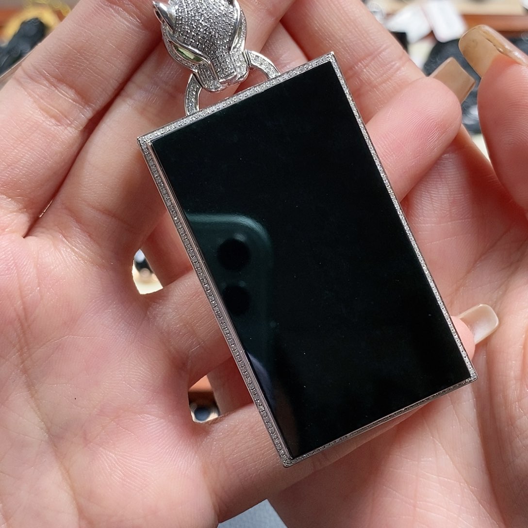 翡翠颈饰18K金镶嵌龟*1。