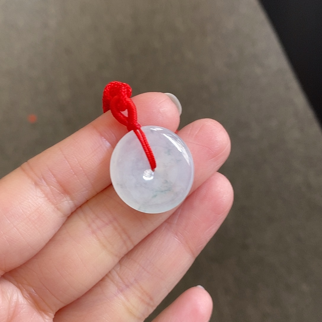 翡翠颈饰未镶嵌飘花平安扣