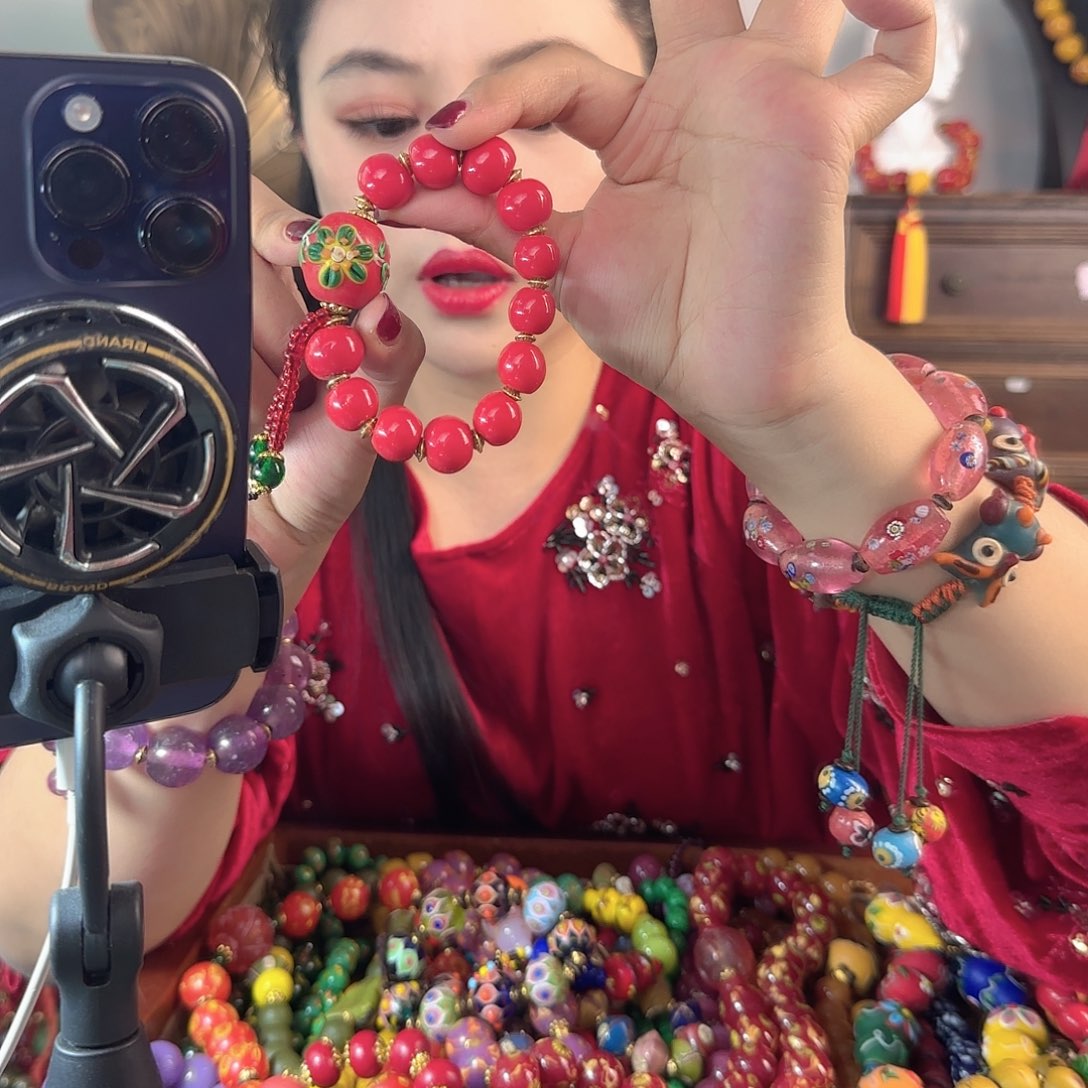 玻璃颈饰老琉璃的故事是一个人的故事吧