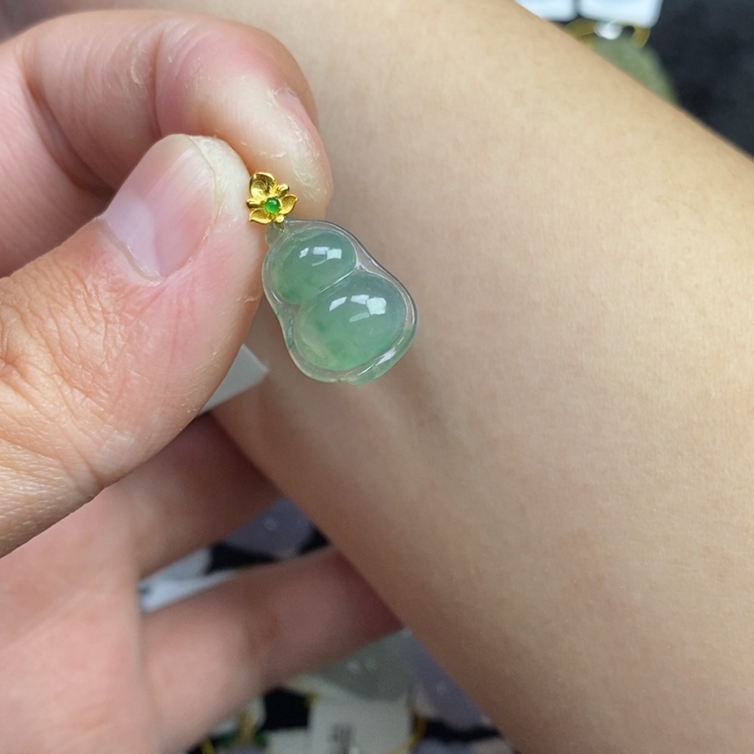 翡翠18K金镶嵌颈饰葫芦