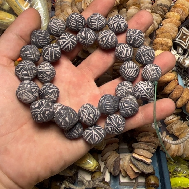 玻璃颈饰2698。马里陶一条