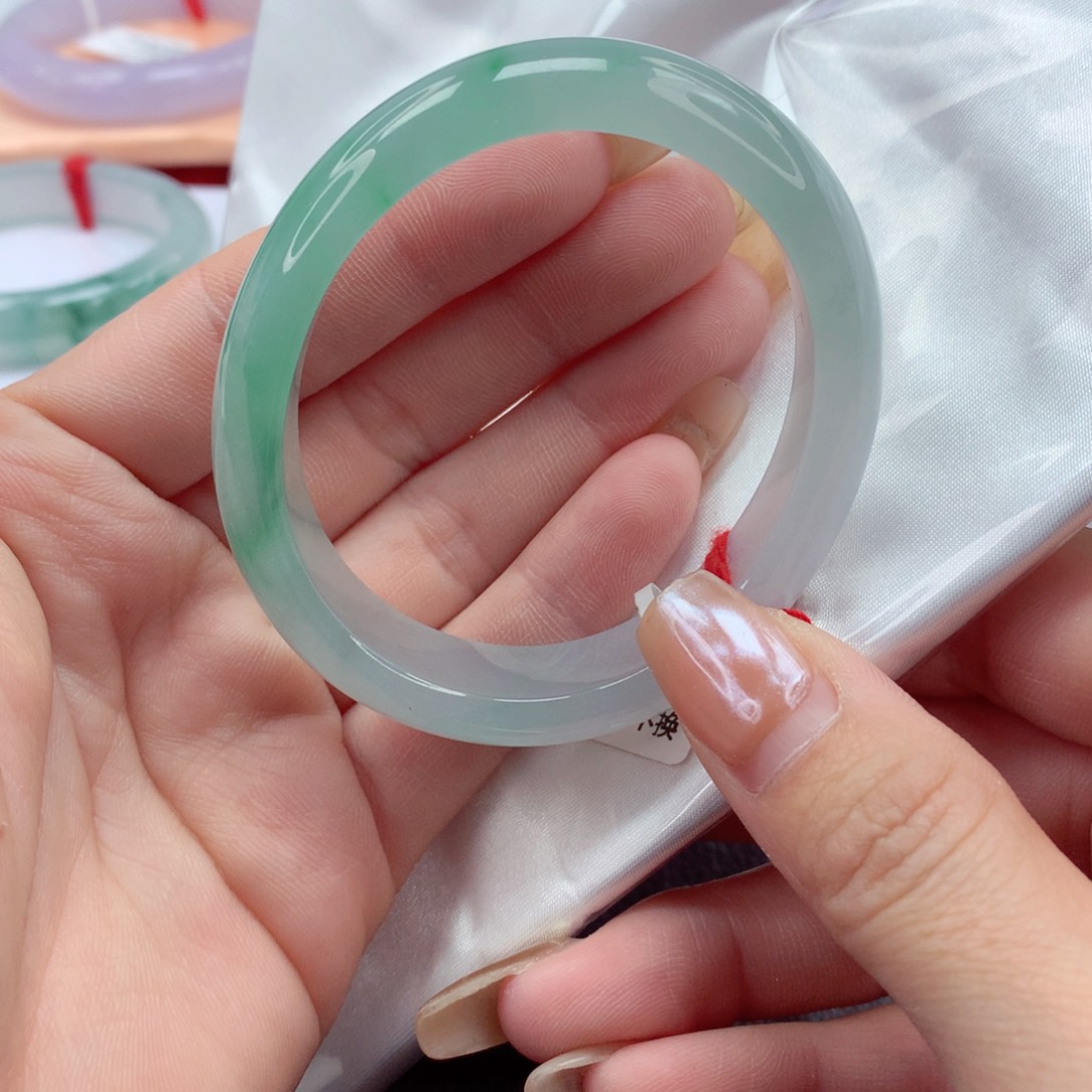 翡翠手镯（贵妃镯）未镶嵌54圈口 冰胶油润半山半水一抹绿