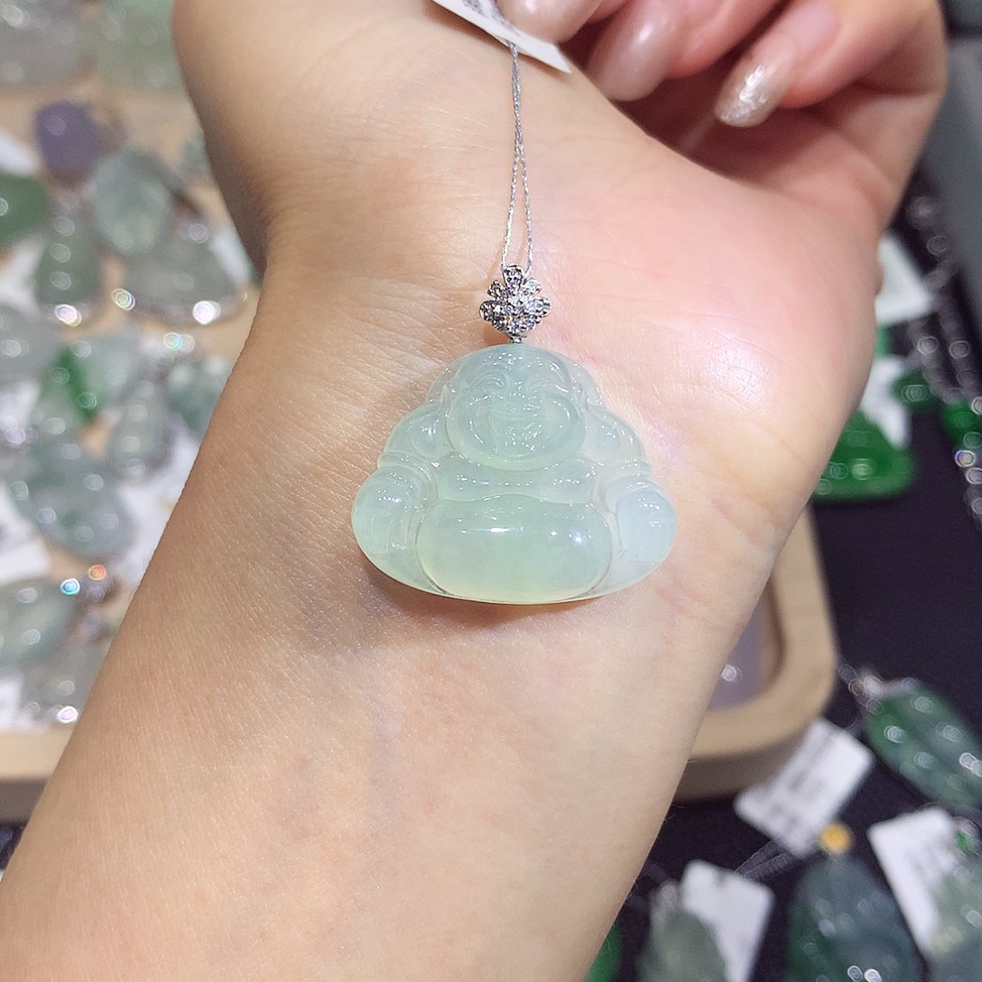 翡翠18K金镶嵌颈饰佛