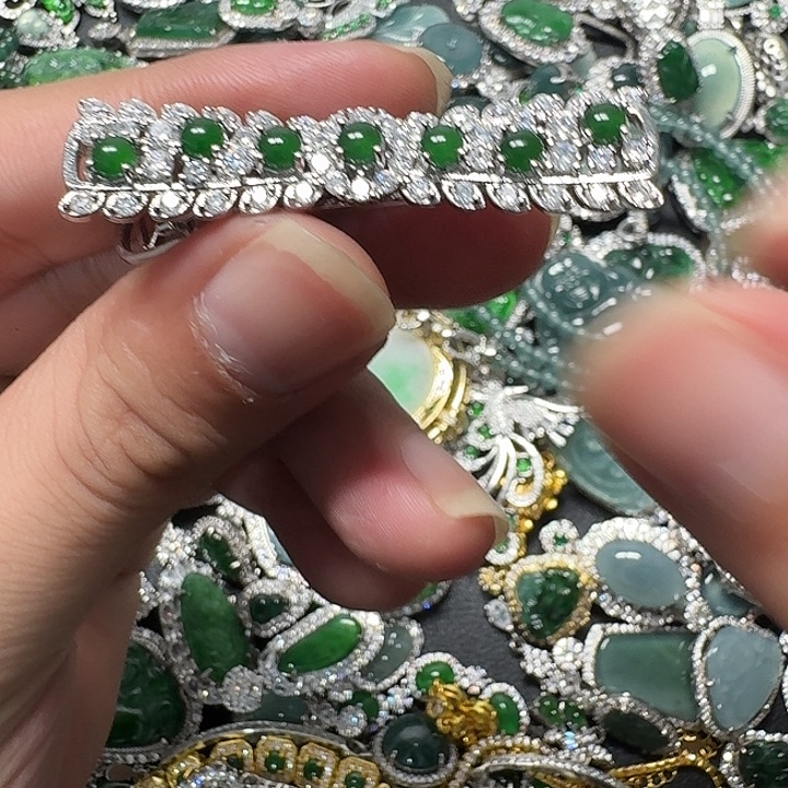 翡翠未镶嵌颈饰天然A货翡翠放漏