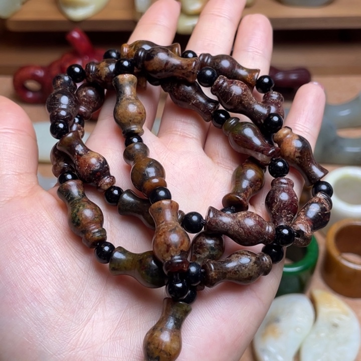 蛇纹石玉未镶嵌颈饰