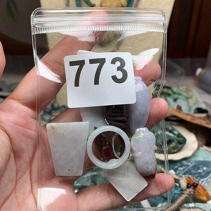 翡翠颈饰未镶嵌忘*了翡翠