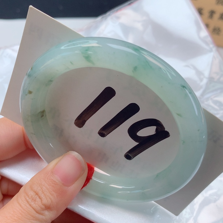 翡翠手镯（圆镯）未镶嵌飘绿