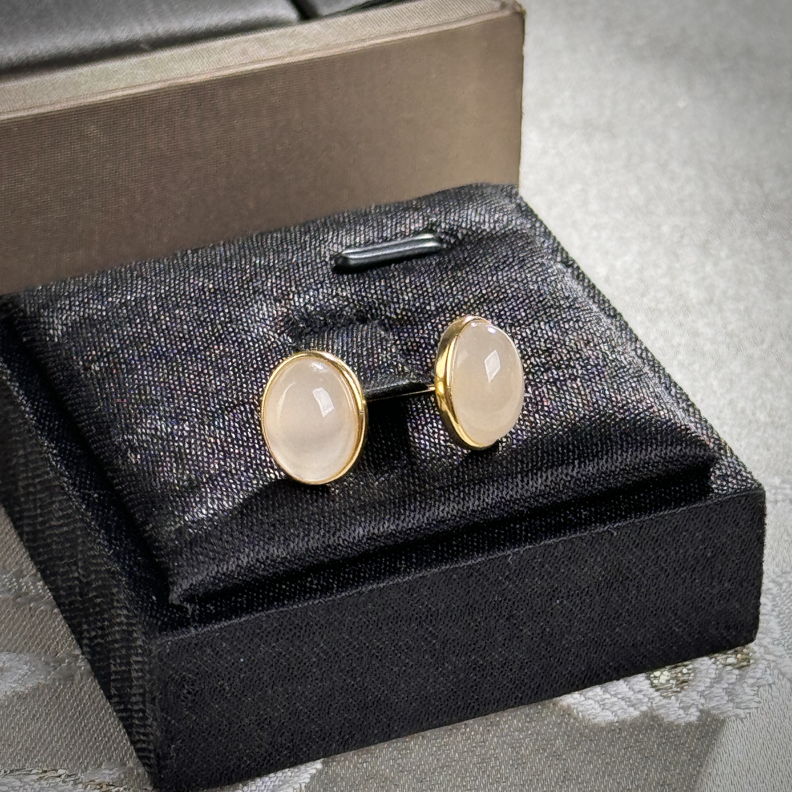 和田玉冰藕粉蛋面银镶耳钉