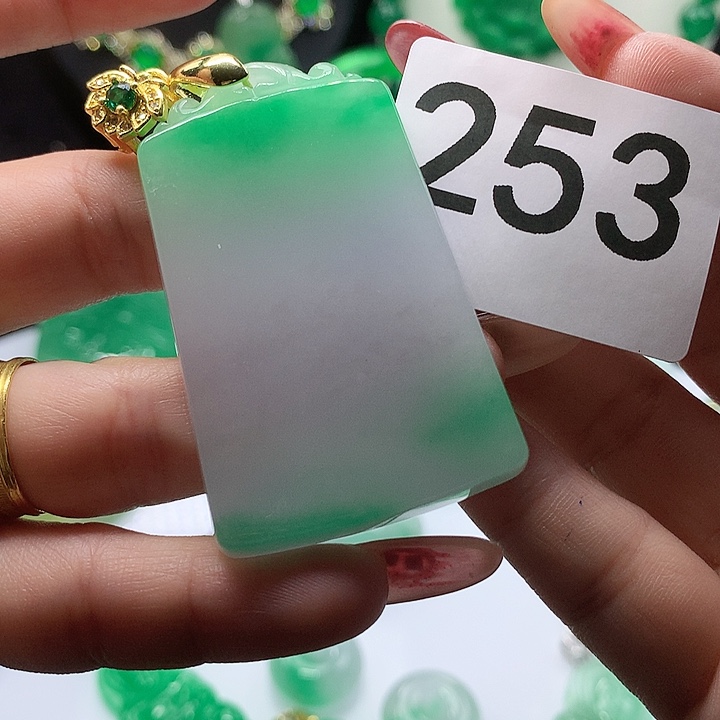 翡翠吊坠(赠链)未镶嵌