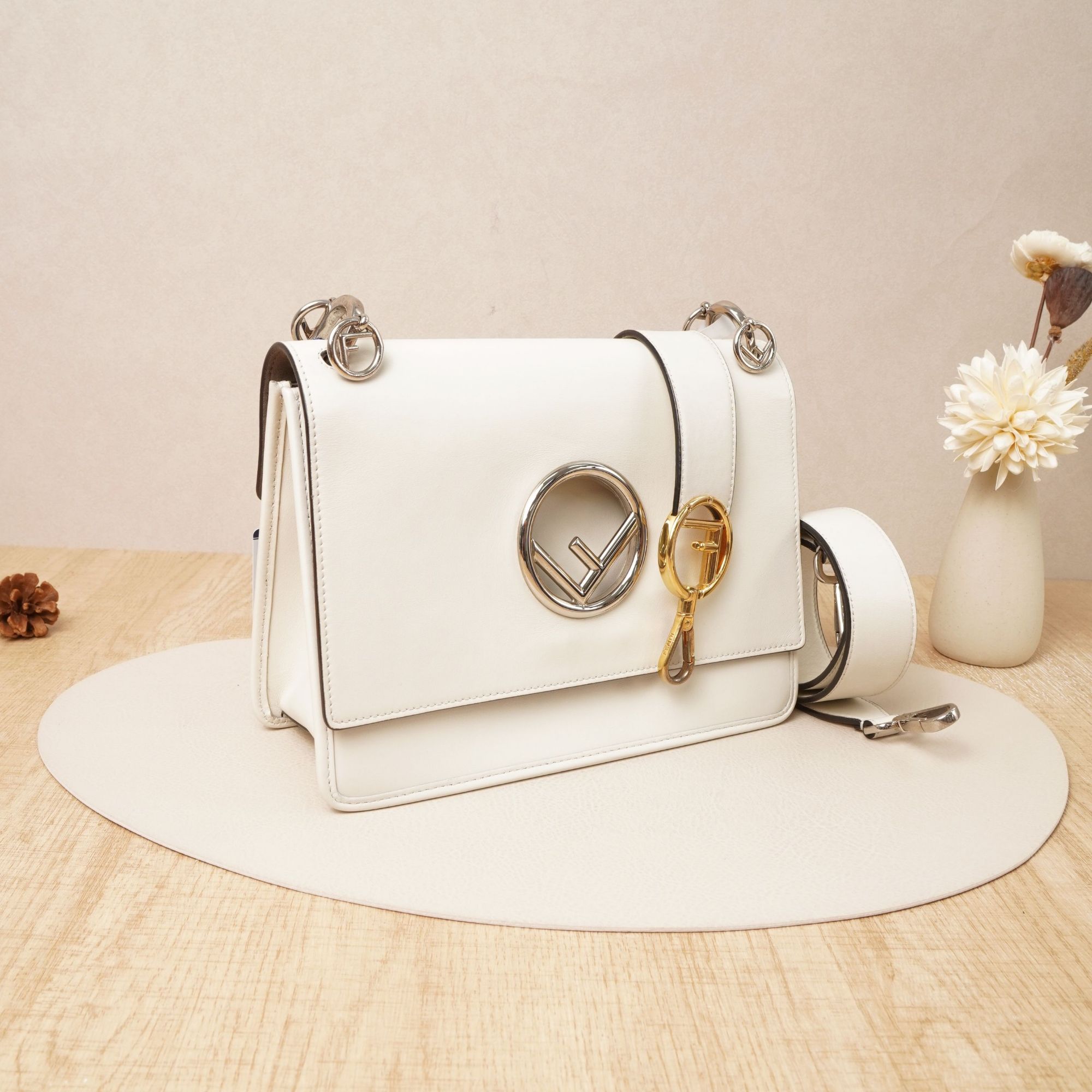 95新 FENDI/芬迪 银标logo斜挎包白色牛皮/双肩带/DS024543