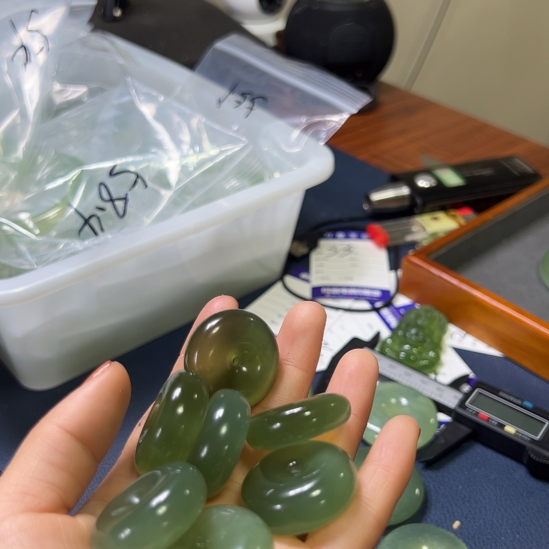 抖***白蛇纹石玉未镶嵌颈饰