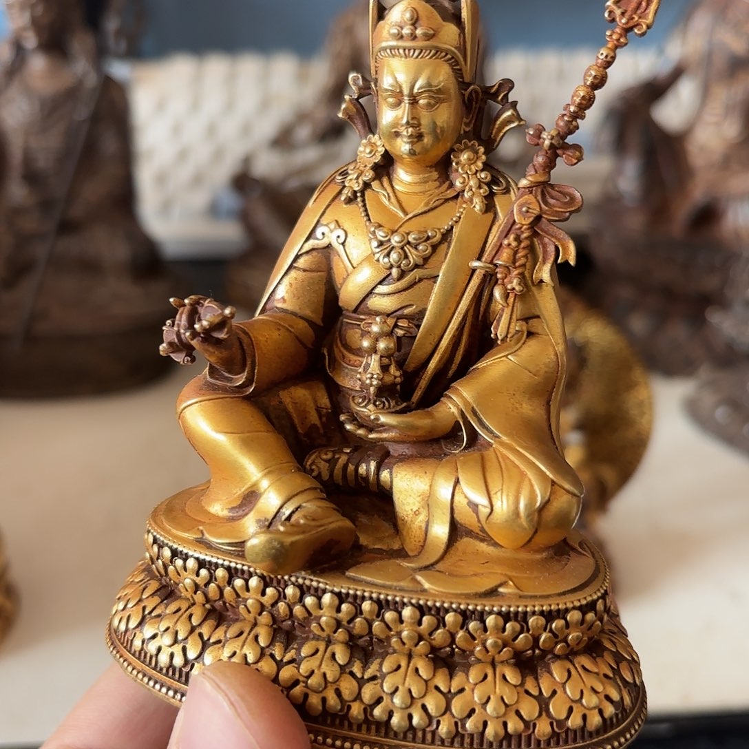 练**层莲花生藏佛鎏金摆件