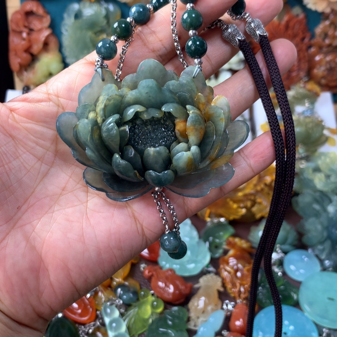 蛇纹石玉未镶嵌挂坠