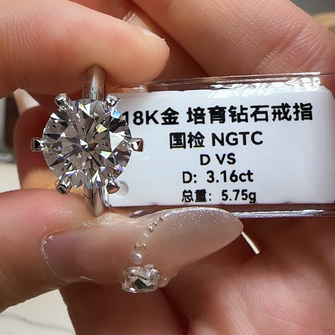 实验室培育钻石18K金镶嵌小**玉3.16克拉 14