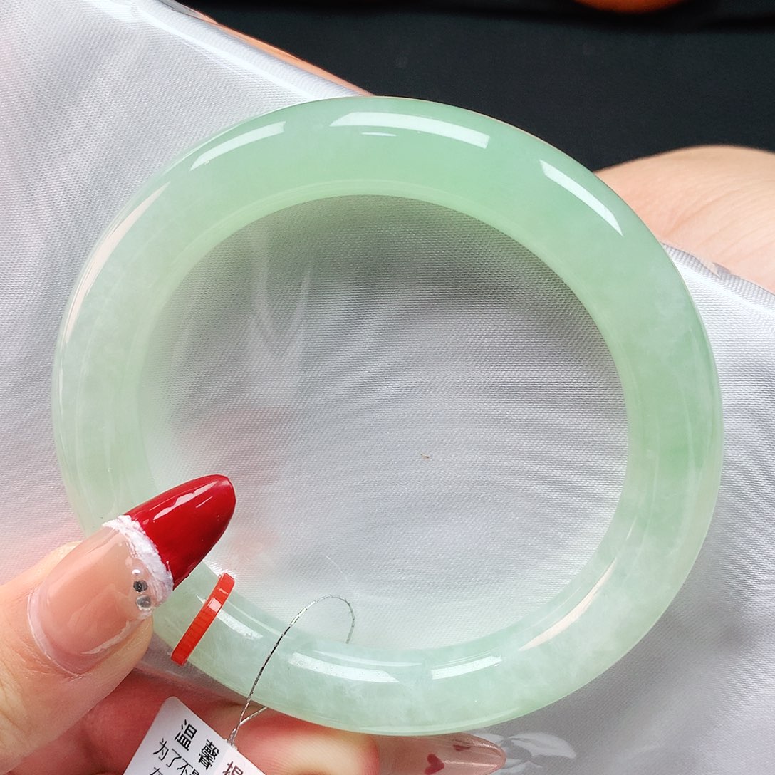 翡翠手镯未镶嵌56圈