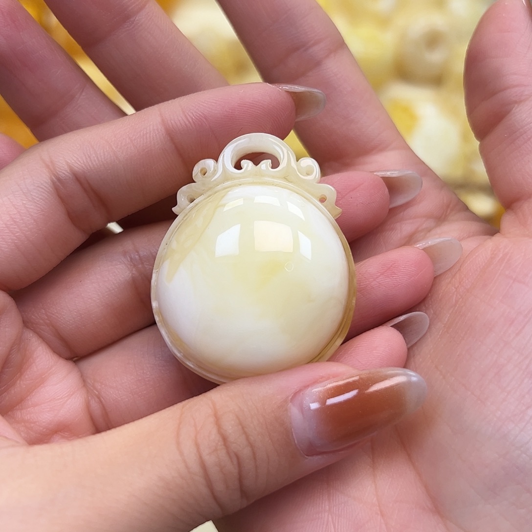 琥珀未镶嵌颈饰蜜蜡