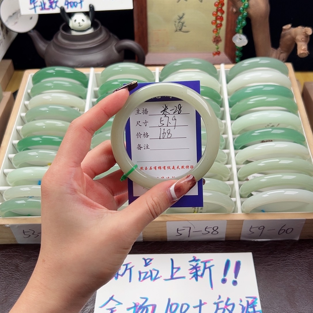 腼***美石英质玉未镶嵌手镯