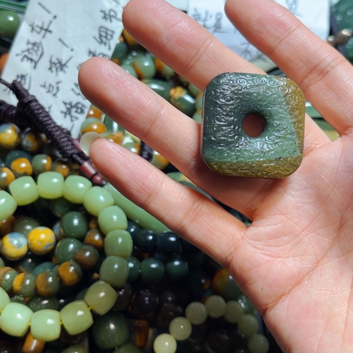 岫岩河磨玉（透闪石质玉）颈饰未镶嵌