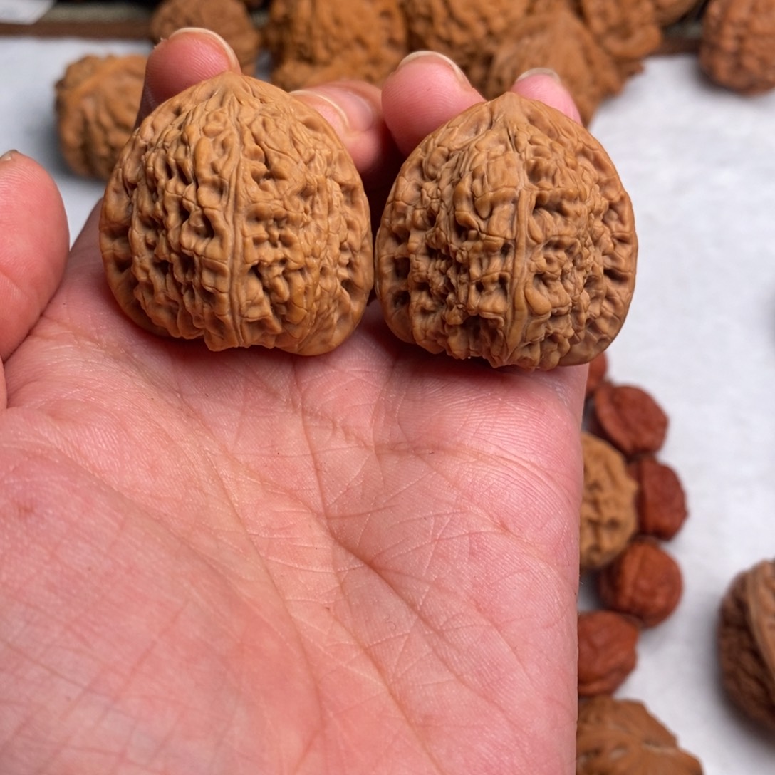 文玩核桃吊坠红宝石