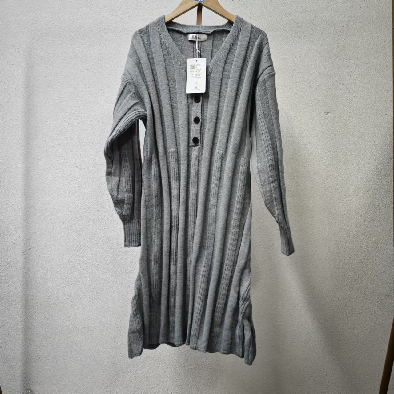 唯琳剪标 C7-15-4984款 灰色V领针织连衣裙长92