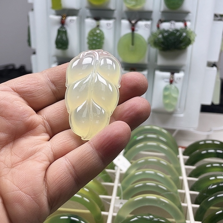 蛇纹石玉颈饰未镶嵌