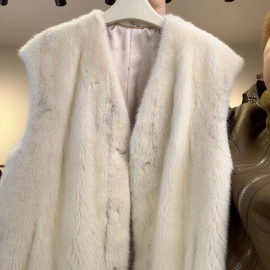 皮草搭配白色衬衫