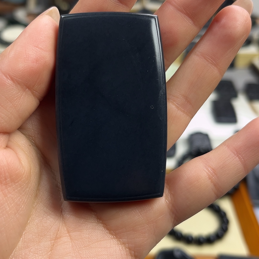 以***海和田玉（墨玉）未镶嵌颈饰47细75克左右