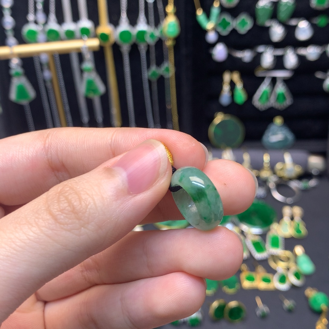 翡翠未镶嵌颈饰有纹裂