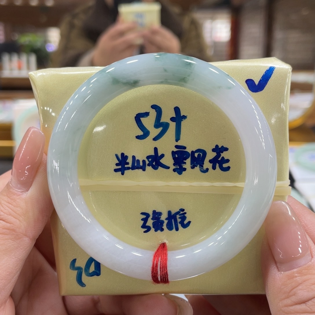 翡翠手镯未镶嵌翡翠