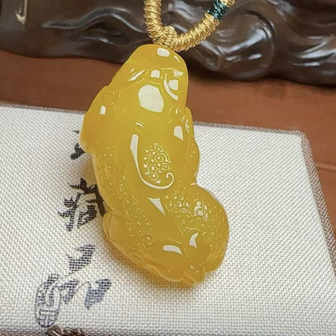 玛瑙玉髓鸡油黄貔貅吊坠 佩戴绳子男女同款