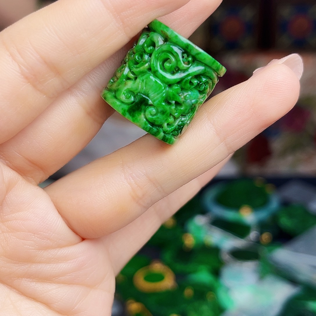 翡翠未镶嵌颈饰多样性