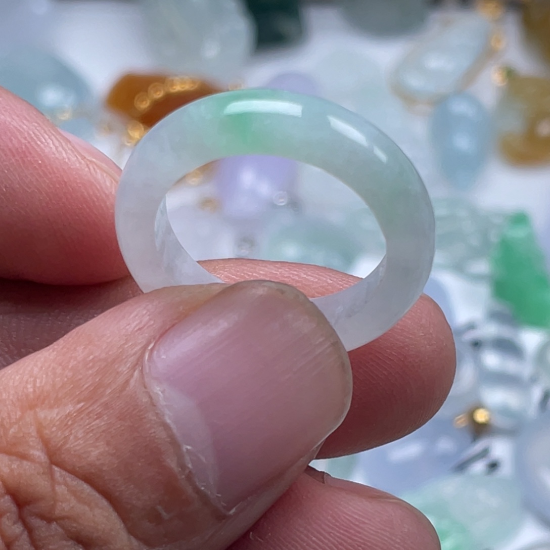 君***和翡翠未镶嵌颈饰翡翠冰绿戒圈